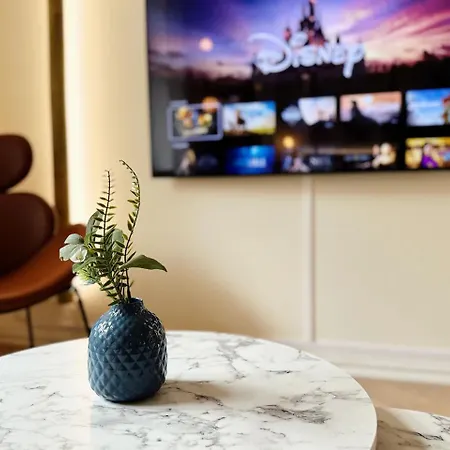 Lägenhet Luxury 3-bedroom On Beautiful Street Of *